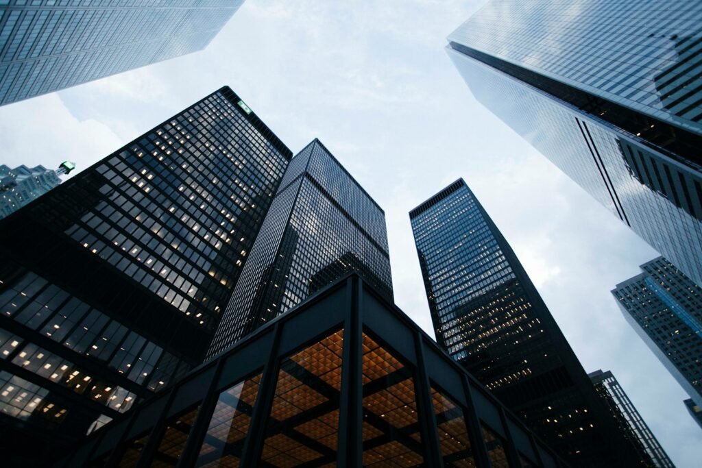 Vista de edificios altos y estructuras complejas desde abajo