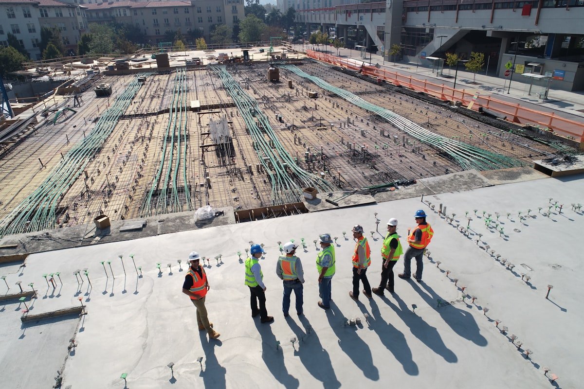 Ejemplo de proyecto — hospital en construcción, cubierta blanca